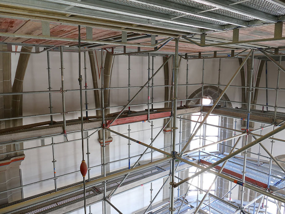 Malerarbeiten in der Stadtpfarrkirche (Foto: Karl-Franz Thiede)